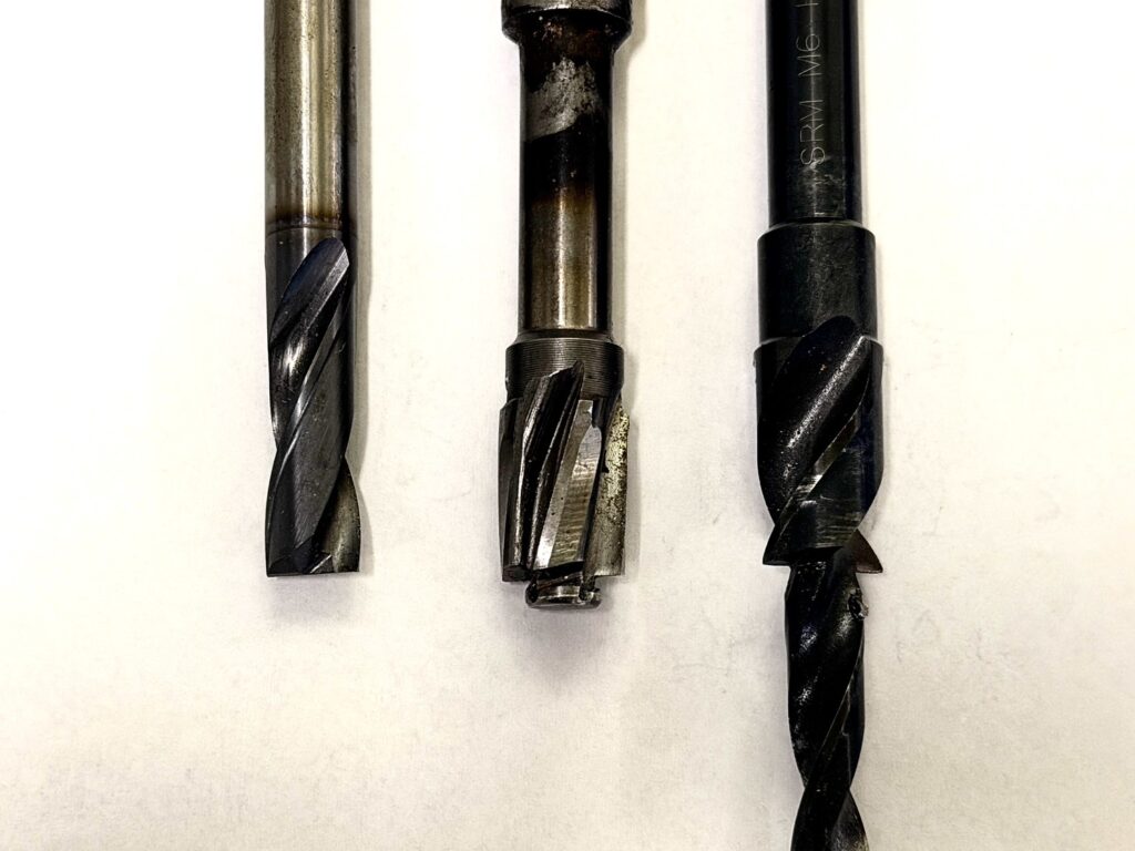 ザグリ穴の加工に使う3つの工具とは？　愛知の町工場が使い分けを解説［プロに聞きました］ザグリ穴の加工に使う3つの工具：フラットドリル・沈めフライス・段付ドリル|有限会社榊原工機|小物部品の少量～中量生産に特化|ガレージブランド・個人ブランド”の試作開発も