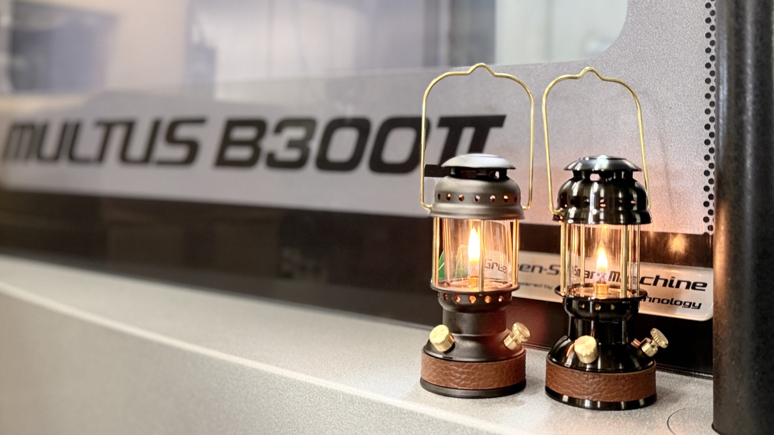 複合加工機MULTUSの前に並べた、まほろば 黒の艶なし（左）と艶あり（右）|有限会社榊原工機|小物部品の少量～中量生産に特化|ガレージブランド・個人ブランド”の試作開発も